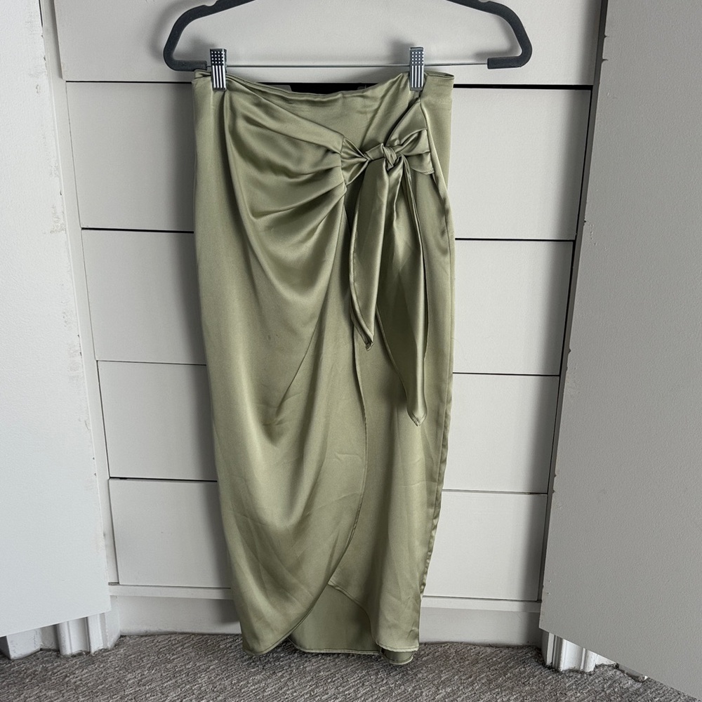Zara Elegant Green Silk Skirt - size xs